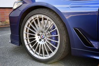 繊細な意匠の20インチ鍛造アルミホイール。鋳造ホイールに比べ、ばね下重量は25％軽くなっている。