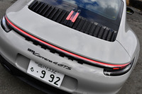 「911」のラインナップにおいて「GTS」は、最高出力650PSの「ターボS」、同580PSの「ターボ」に次ぐハイパフォーマンスモデルという位置づけになる。これまではシリーズのなかで、最後発モデルとして登場してきた。