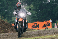 「オフロード」ではエンジン出力が絞られるために安心感は増すものの、後輪を滑らせながら走らせるのは難しくなる。