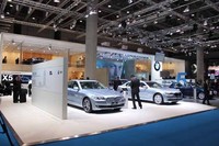 「アクティブハイブリッド5」を最も目立つ最前列の角に展示。