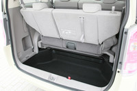 サードシートには、5ナンバーサイズ車で初めてピボットスプリングを採用し、軽い力で収納できるようにした。