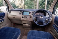 新型ステップワゴンは、全グレード、2リッター＋4ATの組み合わせの8人乗りとなる。FFのほか、4WDモデルもカタログに載る。ATシフターが、コラム式から、インストゥルメントパネルから生えるいわゆる「インパネシフト」になったのが新しい。
    
    