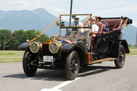 RRシルバーゴーストが丘を登ってきた。直列8気筒の7リッターユニットが発する低速トルクの強大さには驚かされる。