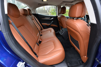 「ロングホイールベースがもたらす広々とした空間」とうたわれるキャビン。後席（写真）の乗車定員は3人で、中央席には、あらかじめヘッドレストが備わる。
    