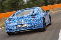 公称される0-100km/h加速タイムは、4.5秒以下。最高速度は、リミッターの働く250km/hとなっている。
    