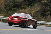 リアビュー。フェンダーが大きくふくらんだダイナミックなプロポーションは「RC」のセリングポイントのひとつ。