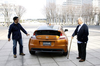 ブリリアント・オレンジメタリックの「ホンダCR-Z」を囲んで。（写真左から）『webCG』の「クルマ生活Q&A」でおなじみの松本英雄氏と、“巨匠”徳大寺有恒氏。