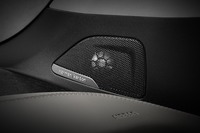 「i3セレブレーション エディション カーボナイト」（ハーマンカードンHiFiスピーカーシステム）