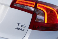 リアに装着された「T6 AWD」のバッジ。かつてのボルボでは、アルファベットの後ろの数字はエンジンの気筒数を示したものだったが、現在では最高出力に応じた区分となっており、「T6」は250psより上のエンジンであることを示す。