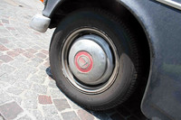 ホイールキャップのサインはV！。