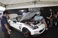 ワンメイクレースの参戦マシンを、来場者が興味深そうにチェックする。