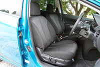 新構造の背もたれで上等な掛け心地が得られるという、これまた「13-SKYACTIV」専用のフロントシート。