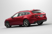 「アテンザワゴン」のリアビュー。