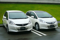 「フィット」（写真左）と「フィットハイブリッド」。黒いルーフはオプションの「スカイルーフ」で、その他外観上の違いは極わずかにとどまる。