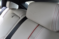 アイボリーホワイトの「ネバダ・レザー」シートを選択すると、ヘッドレストに「X」のエンボスが入る。また、バックレストの上部中央に赤いステッチが入る。