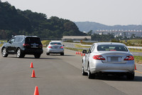 スタートして、先頭車がブレーキを踏んで減速すると（もちろんまったく見えませんが）、警告音と同時にシートベルトが巻き上げられる。すると即座にすぐ前のクルマが前車をよけるように車線変更を行った。警告音などのおかげで、スムーズに減速することができた。