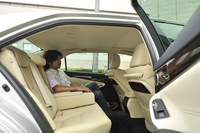 後席の様子。「クラウンマジェスタ」のホイールベースと前後座席間距離は、ともに「クラウン」比で75mm長くなる。