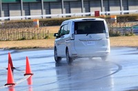 「プレイズPX-RV」は「エコピアEX20 RV」と比べるとウエット路でのグリップが高く、コーナーをスムーズに駆け抜けることができた。