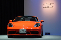 フロントまわりは、ヘッドランプやバンパーのデザインが一新された。