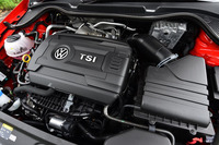 ポロファミリーの中で最もパワフルな1.8リッター直4ターボエンジン。6段MT車のそれは、7段DSG車よりも7.1kgm増しの最大トルク32.6kgmを発生する。