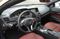 運転席まわりの様子。パッケージオプション「AMGパッケージ」付きのテスト車には、シフトパドル付きの「AMGスポーツステアリング」やステンレス製のペダルが備わる。