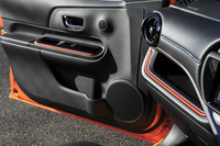 ドアのスイッチパネルやダッシュボードの収納などには「X-URBAN」専用の加飾を採用。シルバーとオレンジの2色が用意される。
    