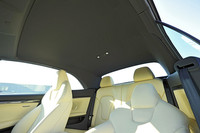 遮音性や断熱性に優れる「アコースティックソフトトップ」は、本国ではオプションの装備。日本では標準装備となる。