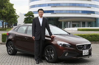 アイシン・エィ・ダブリュの本社にて。「D4」エンジンを搭載した「ボルボV40クロスカントリー」と、同車の8段ATの開発を担当した今井氏。
    