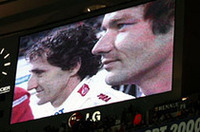 フランスの新旧トップドライバー、アラン・プロスト（左）とセバスチャン・ロウブのツーショットに観客から大声援がおくられた。