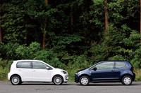 「up!」には4ドアモデル（写真左）と2ドアモデル（写真右）が存在する。ドアの枚数はもちろんのこと、リアサイドウィンドウの形状も異なっている。