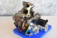 2リッターターボモデルのエンジンには、トヨタ自社製のツインスクロールターボチャージャー（写真）が装着されている。