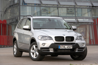 「BMW X5」
    BMWが初めて製造したクロスオーバーSUVで、2000年にデビューした。その後「X3」「X6」「X1」が発売され、SUVのラインナップが広がった。X5は現在3代目となったが、映画に登場するのは2代目モデル。