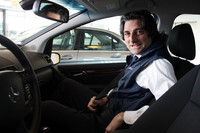 メルセデス・ベンツのミラノ支店で納車ラウンジに長年勤務するベッペ。