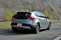 峠道を駆け上がる「V40クロスカントリー T5 AWD」。リアバンパーの下端には、「CROSS COUNTRY」ロゴの入ったスキッドプレートが添えられる。