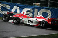 ルーキーながら初めて表彰台圏内を走行していた平中克幸に、序盤トップを独走し給油などピット作業で後退した井出有治がシケインで仕掛ける。が、両車は接触し平中はエンジンストールしリタイア、井出は10秒ストップのペナルティを受けポイント圏外でのゴールとなった。