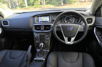 試乗車は「レザー・パッケージ」装着車。シートが本革となるほか、運転席だけでなく助手席も8ウェイの電動調整機能が付く。