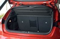 荷室の容量は、標準で370リッター。後席の背もたれには、長尺物を積むためのスキーホールが設けられている。（写真をクリックすると荷室のアレンジが見られます）