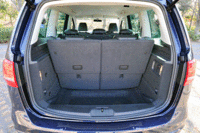 荷室は3列目を倒した状態で711リッター、2列目も倒すと最大2297リッターのスペースを確保する。パワーテールゲートはハイラインにのみ標準装備。写真をクリックするとシートが倒れるさまが見られます。