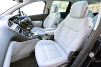 オプションのレザーパッケージを選択した、テスト車「シエロ」のシート。レザーシートのカラーは、ブラックとグレージュの2色から選べる。