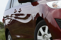 水の流れが表現されたサイドパネル。個性的な表情を生み出している。