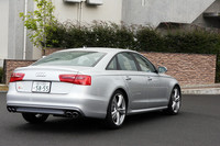 「S6」（写真）には5パラレルスポークスターデザインアルミホイールが備わる。タイヤサイズは255/35R20。「S8」には5トリプルスポークデザインアルミホイールが備わり、タイヤサイズは265/35R21。