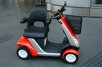 
	上級グレードである「デラックスタイプ」のシートは、左右90度まで回転する。乗り込みが楽なのはもちろん、たとえばテーブルに横付けして食事できるなど、いろいろと便利。
	 