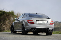 4本出しのマフラーエンドやバンパー下部のディフューザーは、セダンやワゴンの「C63 AMG」にも見られるディテールである。