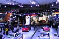 写真上：これこそアメリカのショー、NASCARのレーシングカーが並んだダッヂのブース。写真下：ヨーロッパ車が主体の会場部分。
