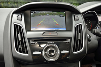 上級グレードの「スポーツ＋ エコブースト」は先進運転支援システムが充実している。リアビューカメラ（写真）もこのグレードのみの装備。