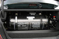 
	荷室に搭載された、CNG燃料タンク。
	 