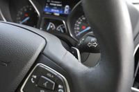 「サムスイッチ」が廃止され、新たにステアリングにシフトパドルが装着された。