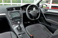 ドアトリムに専用のデコラティブパネルが張られるほか、アルミ調のアクセル／ブレーキ・ペダルが装着される。