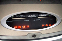 スピーカーはヘリックスRS806とS802の2ウェイ。真空管とトランジスタのハイブリッドアンプ、ヘリックスE40Espritを2台組み合わせた、いわゆるマルチアンプシステム。CD/DVDプレーヤーはカロッツェリアAVH-P900DVA。パワーアンプのキャラクターが前面に出た傾向のサウンド。