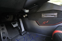 スロットルペダルには、標準型と同様に滑り止めの加工などが施されていない、アルミの一枚板が用いられている。